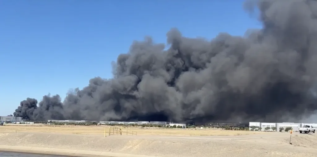 California: Incendio en almacén causa alerta por mal aire